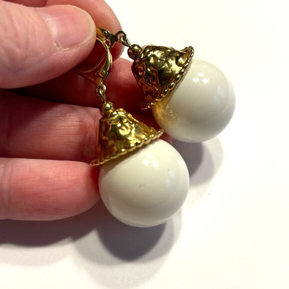 Pierced earrings vintage white bauble beads gold finishes mod drop & dangle - Picture 3 of 5